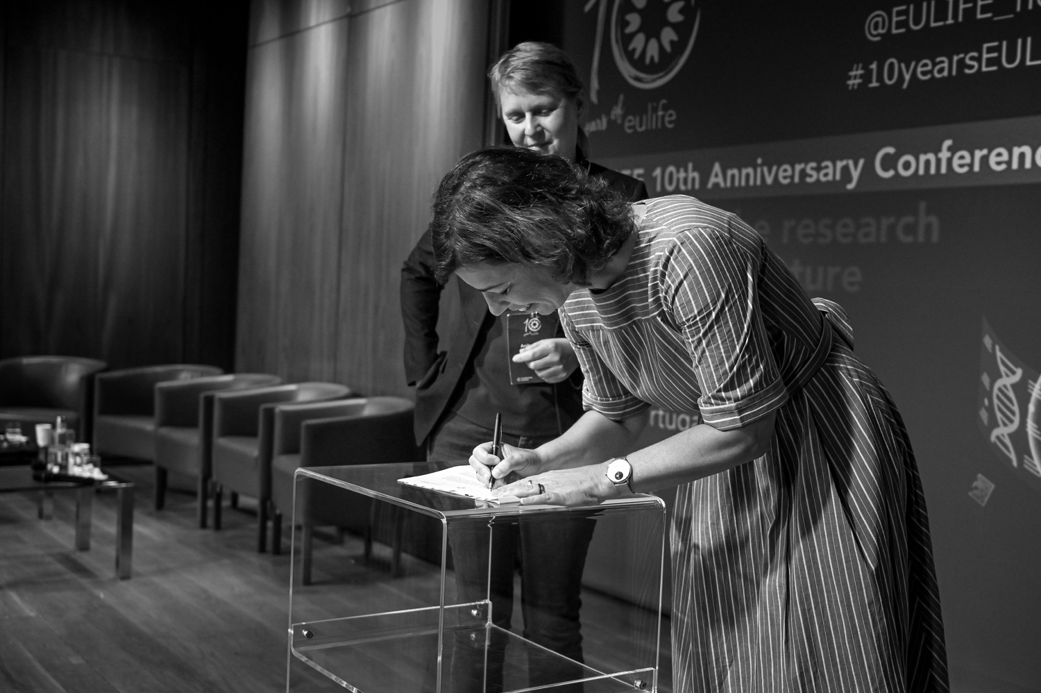 Mónica Bettencourt-Dias (IGC) and Anita Ender (CeMM) sign the Charter on behalf of the Board of Directors during the EU-LIFE 10th Anniversary Conference