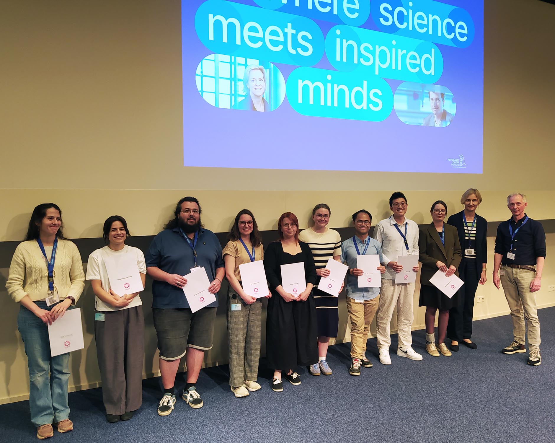 Participants of the EU-LIFE Connects Science 2026 programme receiving their certificate of participation from Marta Miączyńska, Chair of EU-LIFE, and Henri van Luenen, Director of operations NKI.