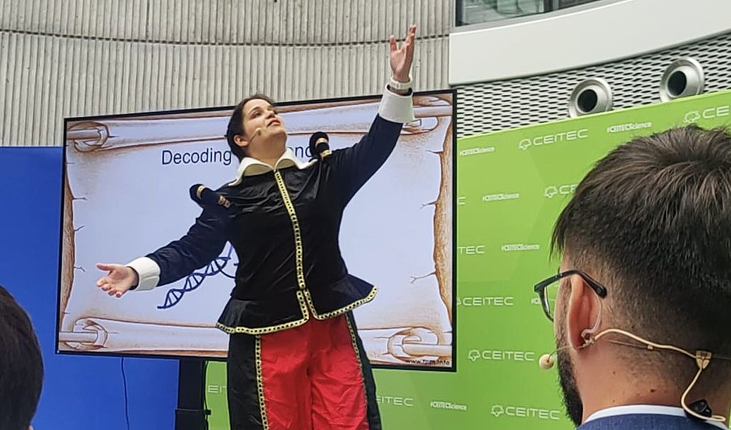 Mafalda Araújo Pereira performs at the EU-LIFE Science Vision Talk Contest 2025